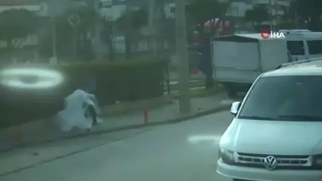 'Ayakkabıma kadar gasp edildim' demişti; kediyi tekmeleyip, arabalara zarar verdiği görüntüler ortaya çıktı 'Ayakkabıma kadar gasp edildim' demişti; kediyi tekmeleyip, arabalara zarar verdiği görüntüler ortaya çıktı