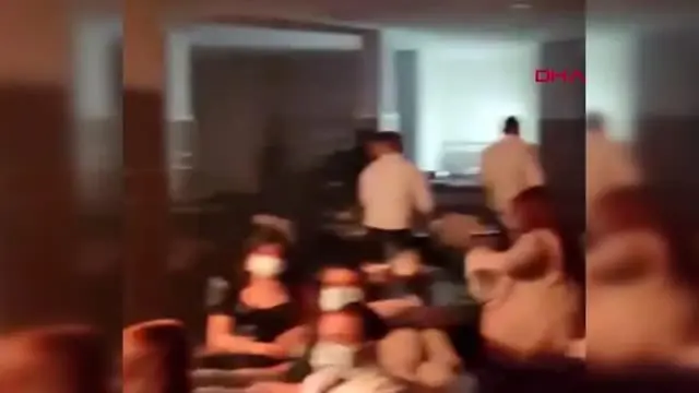 Son dakika... AYDIN OTEL LOBİSİNDE PARTİ YAPANLARIN EĞLENCESİNE POLİS BASKINI; O ANLAR KAMERADA Son dakika... AYDIN OTEL LOBİSİNDE PARTİ YAPANLARIN EĞLENCESİNE POLİS BASKINI; O ANLAR KAMERADA