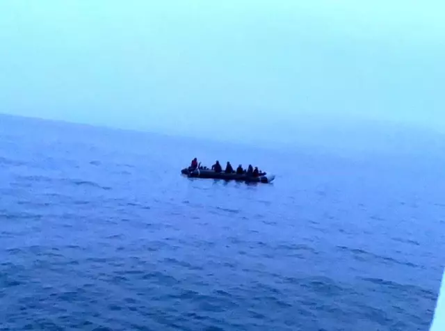 Ayvalık'ta Türk kara sularına itilen 30 Afrikalı mülteci kurtarıldı Ayvalık'ta Türk kara sularına itilen 30 Afrikalı mülteci kurtarıldı