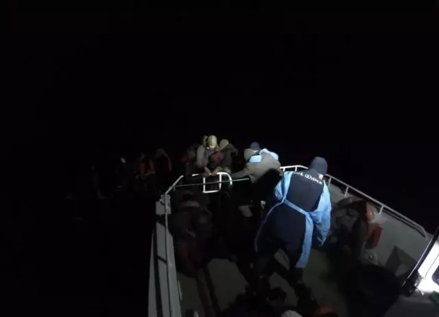 Ayvalık'ta Türk kara sularına itilen 30 Afrikalı mülteci kurtarıldı Ayvalık'ta Türk kara sularına itilen 30 Afrikalı mülteci kurtarıldı