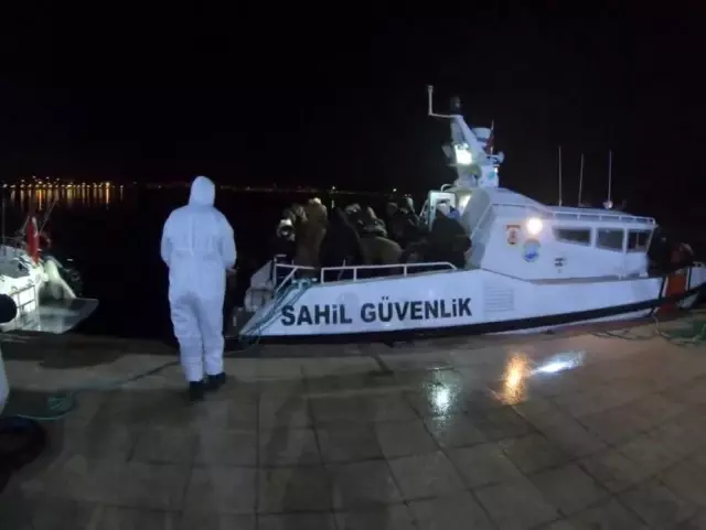 Ayvalık'ta Türk kara sularına itilen 30 Afrikalı mülteci kurtarıldı Ayvalık'ta Türk kara sularına itilen 30 Afrikalı mülteci kurtarıldı