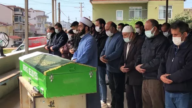 Babasına yardım etmek için çıktığı çatıdan düşerek ölen genç toprağa verildi Babasına yardım etmek için çıktığı çatıdan düşerek ölen genç toprağa verildi