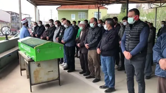 Babasına yardım etmek için çıktığı çatıdan düşerek ölen genç toprağa verildi Babasına yardım etmek için çıktığı çatıdan düşerek ölen genç toprağa verildi