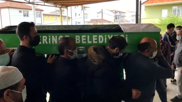 Babasına yardım etmek için çıktığı çatıdan düşerek ölen genç toprağa verildi Babasına yardım etmek için çıktığı çatıdan düşerek ölen genç toprağa verildi