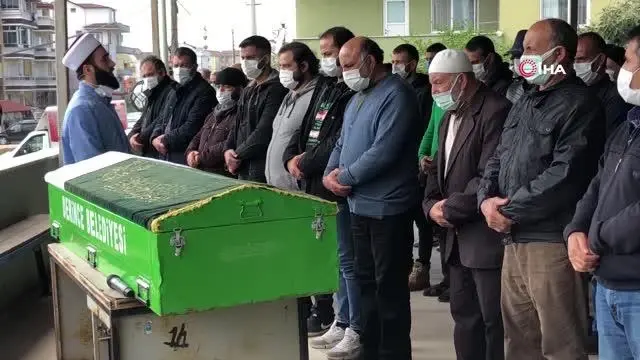 Babasına yardım etmek için çıktığı çatıdan düşerek ölen genç toprağa verildi Babasına yardım etmek için çıktığı çatıdan düşerek ölen genç toprağa verildi