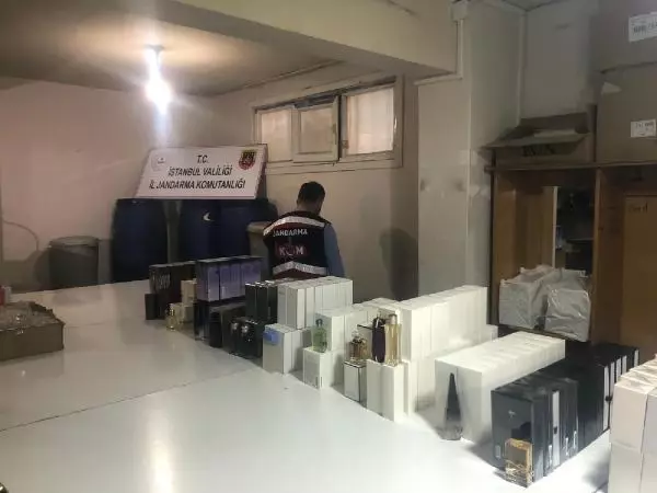 Son dakika haber | BAHÇELİEVLER'DE JANDARMA EKİPLERİNCE 40 BİN ŞİŞE SAHTE PARFÜM ELE GEÇİRİLDİ Son dakika haber | BAHÇELİEVLER'DE JANDARMA EKİPLERİNCE 40 BİN ŞİŞE SAHTE PARFÜM ELE GEÇİRİLDİ