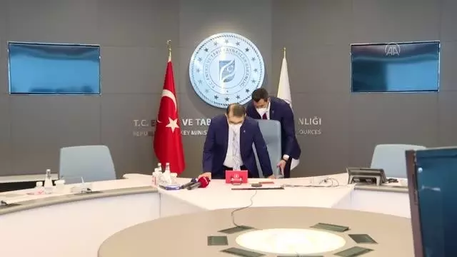 Bakan Dönmez: 'Geçtiğimiz yıl enerji verimliliğine toplamda 635 milyon dolar yatırım yapıldı' Bakan Dönmez: 'Geçtiğimiz yıl enerji verimliliğine toplamda 635 milyon dolar yatırım yapıldı'