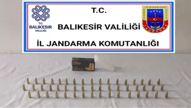Balıkesir'de jandarmadan 18 aranan şahsa gözaltı Balıkesir'de jandarmadan 18 aranan şahsa gözaltı