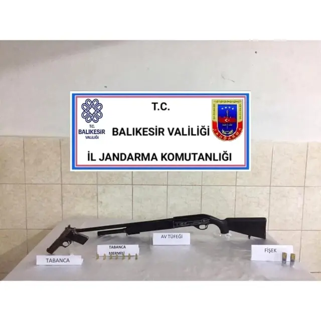 Balıkesir'de jandarmadan 18 aranan şahsa gözaltı Balıkesir'de jandarmadan 18 aranan şahsa gözaltı