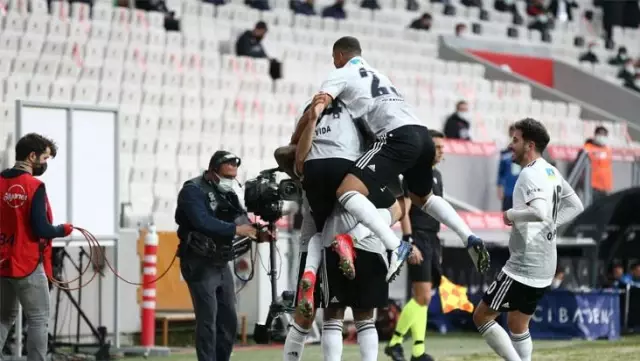 Beşiktaş, Alanya'yı 3-0 mağlup etti ve liderliğini perçilendi Beşiktaş, Alanya'yı 3-0 mağlup etti ve liderliğini perçilendi