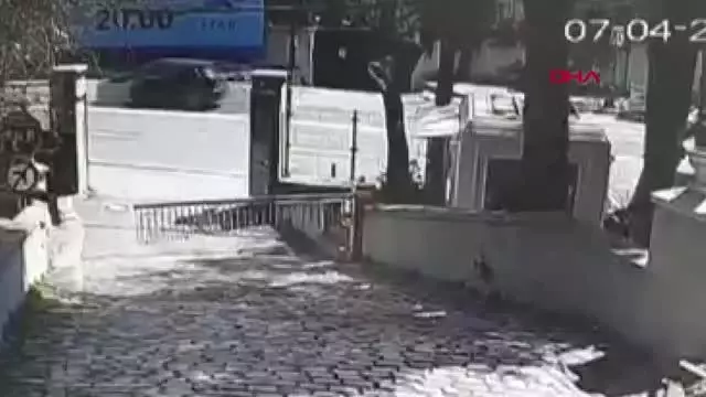 İstanbul'da güpegündüz silahlı çatışma! Korku dolu anlar kamerada İstanbul'da güpegündüz silahlı çatışma! Korku dolu anlar kamerada