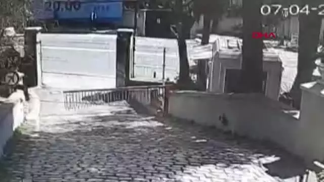 İstanbul'da güpegündüz silahlı çatışma! Korku dolu anlar kamerada İstanbul'da güpegündüz silahlı çatışma! Korku dolu anlar kamerada