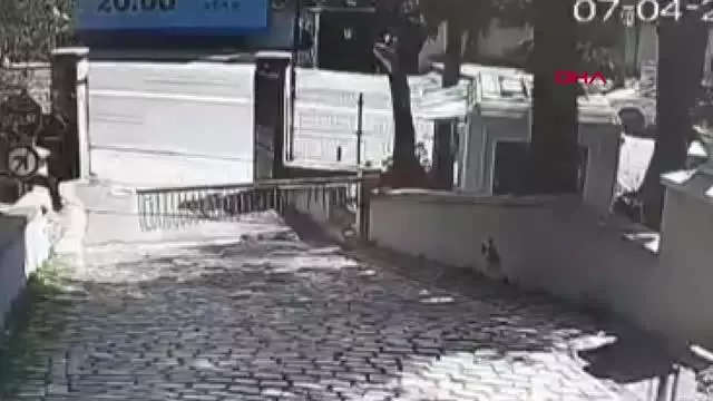 İstanbul'da güpegündüz silahlı çatışma! Korku dolu anlar kamerada İstanbul'da güpegündüz silahlı çatışma! Korku dolu anlar kamerada