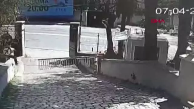 İstanbul'da güpegündüz silahlı çatışma! Korku dolu anlar kamerada İstanbul'da güpegündüz silahlı çatışma! Korku dolu anlar kamerada