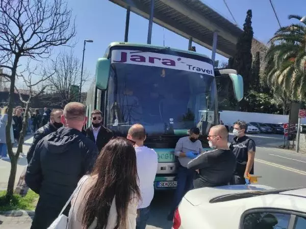 Son dakika haber! Beşiktaş'ta silahlı saldırı kamerada : 4 yaralı (1) Son dakika haber! Beşiktaş'ta silahlı saldırı kamerada : 4 yaralı (1)