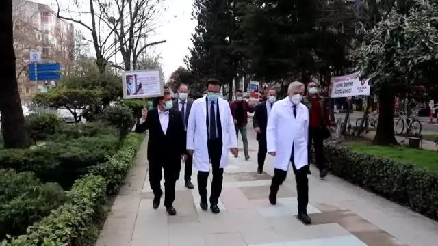 Beyaz önlük giyen sağlık çalışanlarından Kovid-19'a karşı farkındalık yürüyüşü Beyaz önlük giyen sağlık çalışanlarından Kovid-19'a karşı farkındalık yürüyüşü