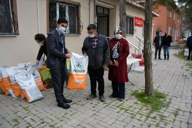 Beylikova'da 40 çiftçiye ücretsiz tohum dağıtımı yapıldı Beylikova'da 40 çiftçiye ücretsiz tohum dağıtımı yapıldı