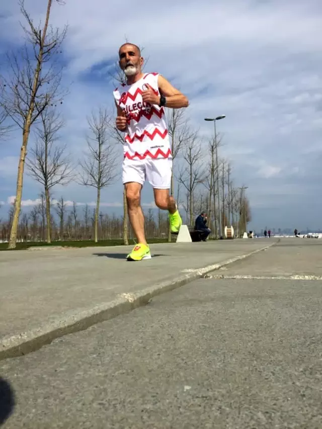 Bilecikli 61 yaşındaki atlet maratonu 1 saat 44 dakikada tamamladı Bilecikli 61 yaşındaki atlet maratonu 1 saat 44 dakikada tamamladı