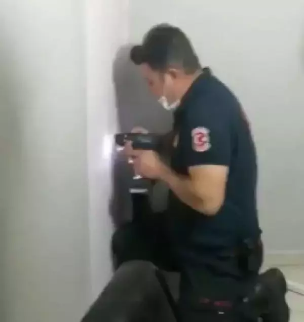 Son dakika haber... Bina boşluğuna düşen yavru kediyi itfaiye kurtardı Son dakika haber... Bina boşluğuna düşen yavru kediyi itfaiye kurtardı