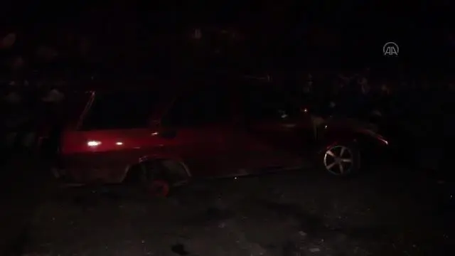 Bir tekerinin kopması sonucu şarampole devrilen otomobilin sürücüsü ağır yaralandı Bir tekerinin kopması sonucu şarampole devrilen otomobilin sürücüsü ağır yaralandı