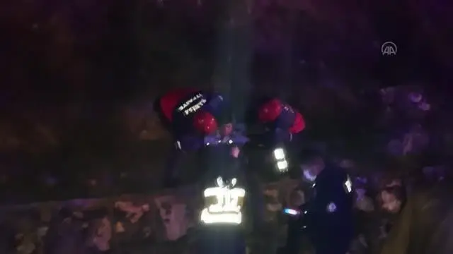 Bir tekerinin kopması sonucu şarampole devrilen otomobilin sürücüsü ağır yaralandı Bir tekerinin kopması sonucu şarampole devrilen otomobilin sürücüsü ağır yaralandı