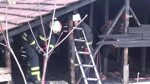 Boş evde çıkan yangın başka bir eve sıçradı Boş evde çıkan yangın başka bir eve sıçradı