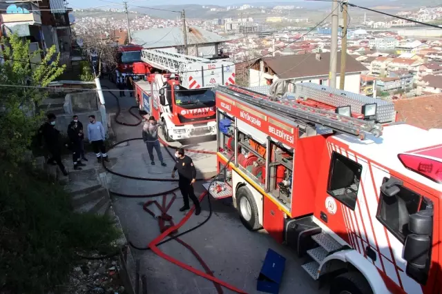 Boş evde çıkan yangın başka bir eve sıçradı Boş evde çıkan yangın başka bir eve sıçradı