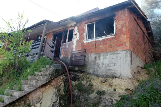 Boş evde çıkan yangın başka bir eve sıçradı Boş evde çıkan yangın başka bir eve sıçradı