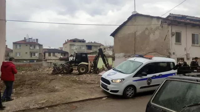 İzinsiz inşaat yıkımı durduruldu İzinsiz inşaat yıkımı durduruldu
