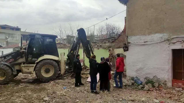 İzinsiz inşaat yıkımı durduruldu İzinsiz inşaat yıkımı durduruldu