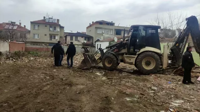 İzinsiz inşaat yıkımı durduruldu İzinsiz inşaat yıkımı durduruldu