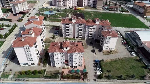 BURSA'DA YILLARDIR KAT MÜLKİYETLERİNİ ALAMAYAN SİTEDE YAŞAYANLAR, ÇÖZÜM BEKLİYOR BURSA'DA YILLARDIR KAT MÜLKİYETLERİNİ ALAMAYAN SİTEDE YAŞAYANLAR, ÇÖZÜM BEKLİYOR
