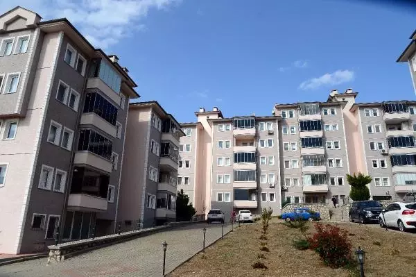 BURSA'DA YILLARDIR KAT MÜLKİYETLERİNİ ALAMAYAN SİTEDE YAŞAYANLAR, ÇÖZÜM BEKLİYOR BURSA'DA YILLARDIR KAT MÜLKİYETLERİNİ ALAMAYAN SİTEDE YAŞAYANLAR, ÇÖZÜM BEKLİYOR