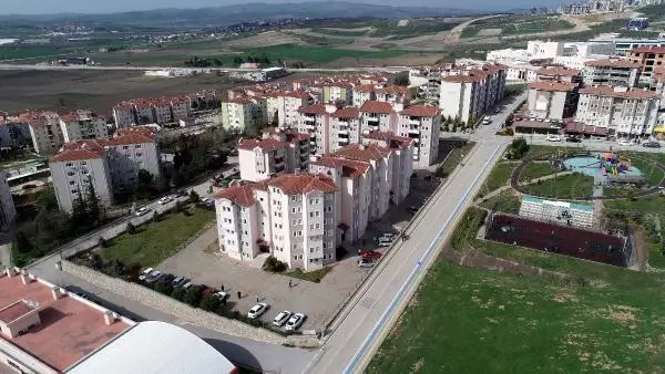 BURSA'DA YILLARDIR KAT MÜLKİYETLERİNİ ALAMAYAN SİTEDE YAŞAYANLAR, ÇÖZÜM BEKLİYOR BURSA'DA YILLARDIR KAT MÜLKİYETLERİNİ ALAMAYAN SİTEDE YAŞAYANLAR, ÇÖZÜM BEKLİYOR