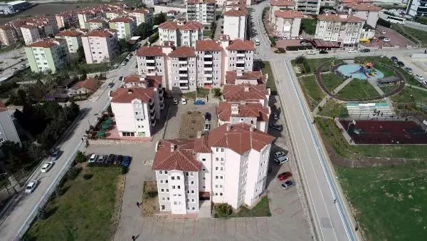 BURSA'DA YILLARDIR KAT MÜLKİYETLERİNİ ALAMAYAN SİTEDE YAŞAYANLAR, ÇÖZÜM BEKLİYOR BURSA'DA YILLARDIR KAT MÜLKİYETLERİNİ ALAMAYAN SİTEDE YAŞAYANLAR, ÇÖZÜM BEKLİYOR