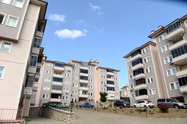 BURSA'DA YILLARDIR KAT MÜLKİYETLERİNİ ALAMAYAN SİTEDE YAŞAYANLAR, ÇÖZÜM BEKLİYOR BURSA'DA YILLARDIR KAT MÜLKİYETLERİNİ ALAMAYAN SİTEDE YAŞAYANLAR, ÇÖZÜM BEKLİYOR