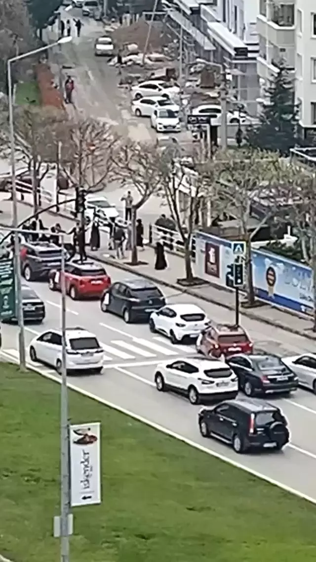 Bursa'nın en işlek caddesinde 'korona halayı' Bursa'nın en işlek caddesinde 'korona halayı'