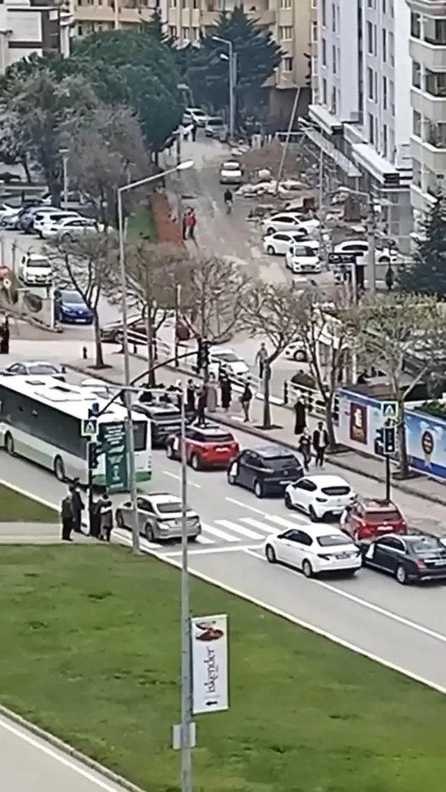 Bursa'nın en işlek caddesinde 'korona halayı' Bursa'nın en işlek caddesinde 'korona halayı'