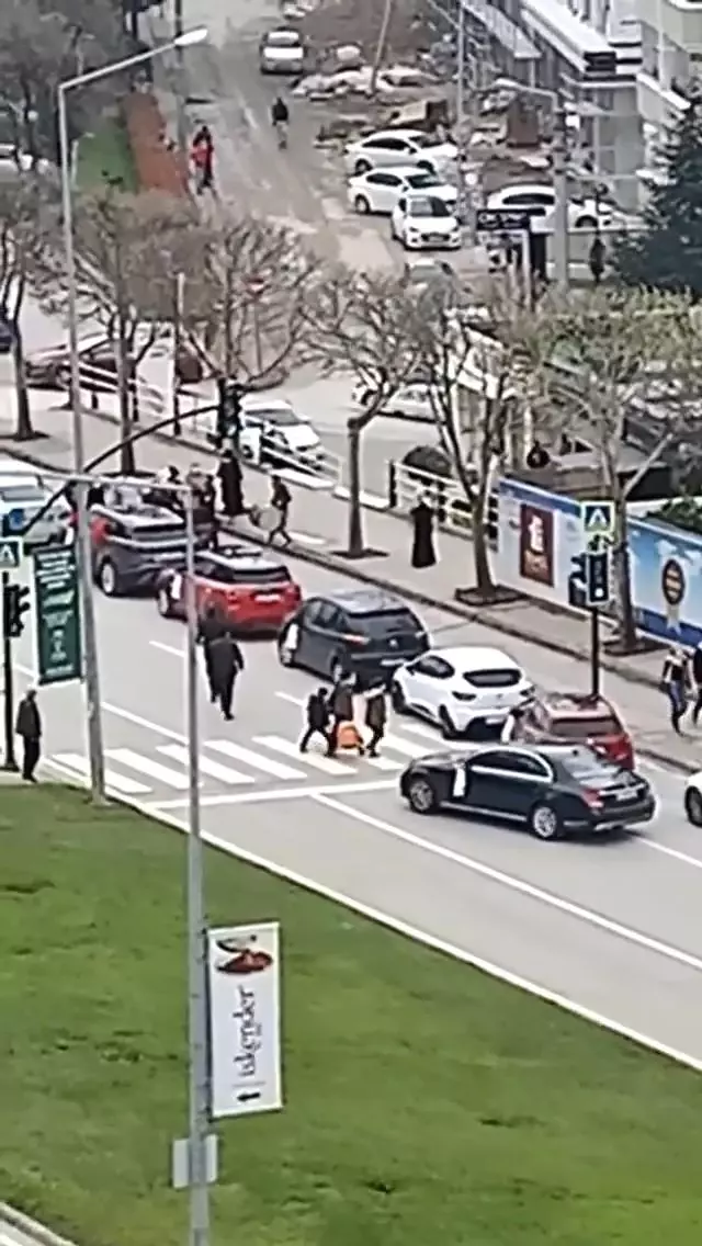 Bursa'nın en işlek caddesinde 'korona halayı' Bursa'nın en işlek caddesinde 'korona halayı'