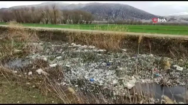 Büyük Menderes Nehri'ndeki çöp birikintileri görenlerin içini sızlattı Büyük Menderes Nehri'ndeki çöp birikintileri görenlerin içini sızlattı