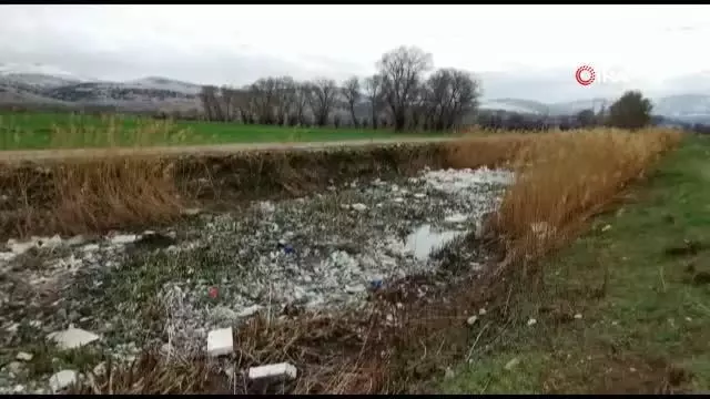 Büyük Menderes Nehri'ndeki çöp birikintileri görenlerin içini sızlattı Büyük Menderes Nehri'ndeki çöp birikintileri görenlerin içini sızlattı