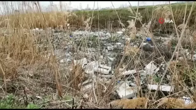 Büyük Menderes Nehri'ndeki çöp birikintileri görenlerin içini sızlattı Büyük Menderes Nehri'ndeki çöp birikintileri görenlerin içini sızlattı