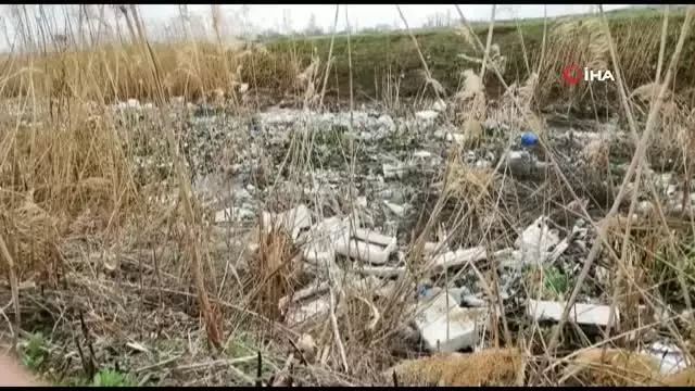 Büyük Menderes Nehri'ndeki çöp birikintileri görenlerin içini sızlattı Büyük Menderes Nehri'ndeki çöp birikintileri görenlerin içini sızlattı