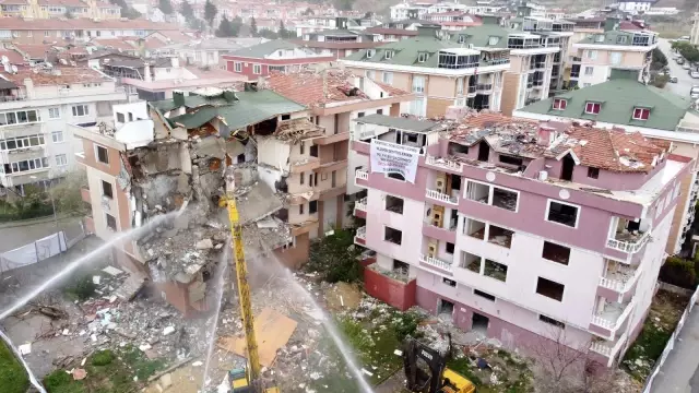 Büyükçekmece'de kentsel dönüşüm kapsamında 3 bina yıkılıyor Büyükçekmece'de kentsel dönüşüm kapsamında 3 bina yıkılıyor