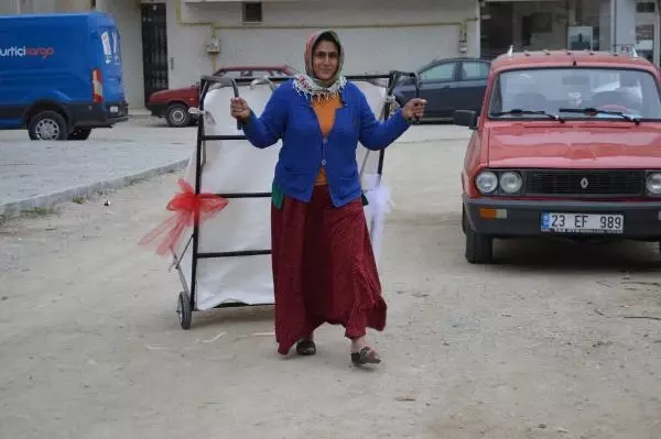 Son dakika haberi... ÇALINAN EKMEK TEKNESİNİN YERİNE 3 TANE HEDİYE EDİLDİ Son dakika haberi... ÇALINAN EKMEK TEKNESİNİN YERİNE 3 TANE HEDİYE EDİLDİ