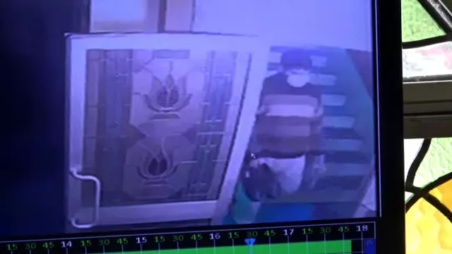 Camiye gelen hırsız müezzinin ayakkabısını çaldı...Hırsızlık anı kamerada Camiye gelen hırsız müezzinin ayakkabısını çaldı...Hırsızlık anı kamerada