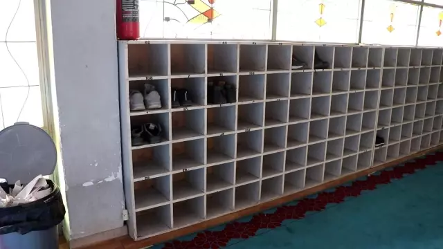 Camiye gelen hırsız müezzinin ayakkabısını çaldı...Hırsızlık anı kamerada Camiye gelen hırsız müezzinin ayakkabısını çaldı...Hırsızlık anı kamerada