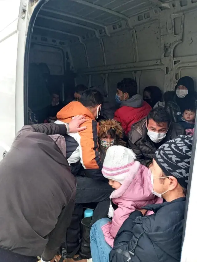 Çanakkale'de 38 düzensiz göçmen yakalandı Çanakkale'de 38 düzensiz göçmen yakalandı