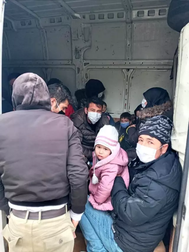 Çanakkale'de 38 düzensiz göçmen yakalandı Çanakkale'de 38 düzensiz göçmen yakalandı