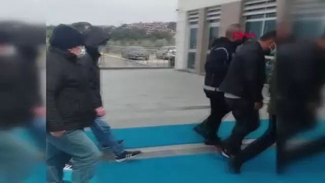 ÇANAKKALE KAPALI KASA MİNİBÜSTE 38 KAÇAK GÖÇMEN YAKALANDI ÇANAKKALE KAPALI KASA MİNİBÜSTE 38 KAÇAK GÖÇMEN YAKALANDI